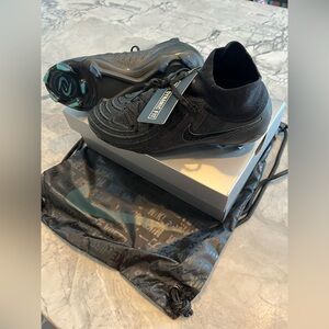 NWT! Nike Phantom Luna 2 Elite FG Soccer Cleats! Model FJ2572 002!